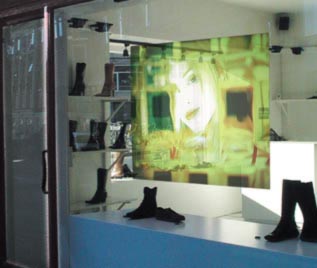 Ecco uno schermo olografico applicato sulla vetrina di un negozio